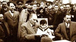 Çocuk koşarak atatürk'ün boynuna sarılır. Ataturk Un Cocuk Sevgisi Son Dakika Haberleri