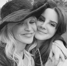 Courtney Love macht Lana in neuem Interview fertig : r/lanadelrey