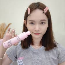 今天要来分享自己的喜欢底妆系列🤍 到晚上是属于那种越用越美丽就算出油变奶油肌、依旧没有任何脱妆、卡粉的问题😘 这几天都在用ESSE底妆系列