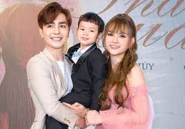 Nguyễn thu thủy đăng quang hoa hậu việt nam năm 1994, khi đang là sinh viên năm thứ nhất của học viện ngoại giao. Nhin Láº¡i Nhá»¯ng Khoáº£nh Kháº¯c Kin Nguyá»…n Ä'á»'i Xá»­ Vá»›i Con Rieng Cá»§a Thu Thá»§y NhÆ°