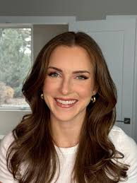 Hi everyone, I'm Savannah, the owner of Faced Artistry! 🫶🏼 I'm a  traveling bridal hair and makeup artist based in Bend, OR and am currently  booking weddings for 2025! I specialize in