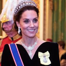Con il suo diadema dell'incoronazione, Kate Middleton ha scritto la storia.  Ora, la designer che l'ha creato rivela com'è stato davvero lavorare con la  futura regina