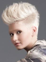 Undercut Mit Ubergang Der Neue Alte Trend Frisurentrends Mode Zenideen Undercut Frisuren Damen Frisuren Damen Frisuren