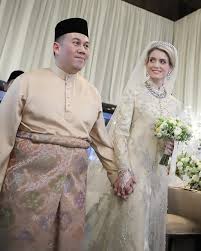 İngiltere'de çalışmalarına devam etmeden önce penang'daki francis light school'a gönderildi. Istiadat Perkahwinan Ytm Tengku Mahkota Dr Tengku Muhammad Fa Iz Petra Che Puan Sofie Louise Johansson Disambut Meriah Nona