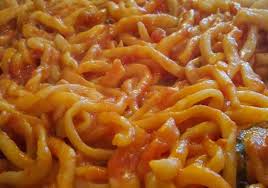 Donne al lavoro per preparare i pici, un piatto tipico della val d'orcia, durante una sagra a buonconvento. Pici All Aglione Segreto E Ricetta Chianciano Terme Siena Toscana Albergo Edy