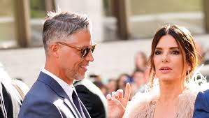 Sandra Bullock fala pela primeira vez sobre morte do companheiro, Bryan Randall, há três anos: 'Partiu muito antes do corpo'