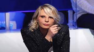 Il cavaliere a seguito di una breve frequentazione con patty nega di averla baciata. Men And Women And Suspended Friends Maria De Filippi Does Not Go On The Air Ruetir
