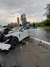 Potrivit primelor informaţii, patru persoane au suferit leziuni grave, primind. Video Accident De AutostradÄƒ Groaznic In Romania Un Porsche Panamera A Fost FÄƒcut Zob