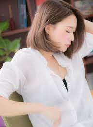 髪の美しさを引き出すストレートボブ センターパート 斜め分け 耳かけ 斜めバングに使い分けｏｋ ナチュラルストレートで簡単スタイリングなのに きちんと感がでるのが嬉しい 大人かわいい前下がりボブやクセ毛風フェミニンボブ グラマラスな大人ボブも ヘア