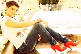 Stupida è il primo lavoro di alessandra amoroso, uscito per promuovere il suo primo ep nel 2009, prodotto da mario lavezzi. I 15 Album Italiani Piu Venduti Dal 2009 A Oggi Alessandra Amoroso Settima E Ottava Con Senza Nuvole E Stupida Mondoreality