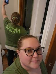 This is the face of misery. The dress has to be pinned. RIEND 自 FOXI  FRIINDS राই