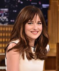Outside of her acting fame, dakota has gained a reputation for johnson arrived at the academy of motion picture arts and sciences' with her usual bangs but debuting a much darker chocolate colour. Pin By Laura Nielsen On Estrella Medium Hair Styles Hair Styles Dakota Johnson Hair