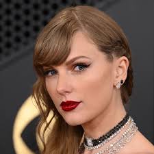 Taylor Swift Reportedly Underwent a Minor Plastic Surgery to Enhance Her  Eyes, Making Them Look 'Wider and Less Hooded,' Experts Claim