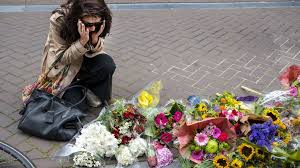 The prominent dutch crime reporter peter r de vries, who was shot and seriously wounded in central amsterdam nine days ago, has died. Dit Weten We Nu Over De Aanslag Op Peter R De Vries Nos
