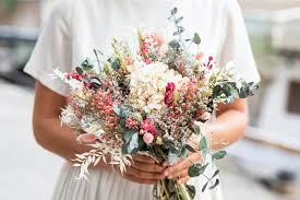 Brautstrauss Aus Trockenblumen Viele Schone Beispiele In Der Bildergalerie In 2020 Blumenstrauss Hochzeit Blumen September Hochzeit Blumenstrauss Trocknen