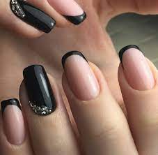Eres una chica que tienes uñas pequeñas o cortas, en mujer de 10 te damos estos 10 increíbles diseños para uñas cortas, te van a encantar. Unas Acrilicas Negras Con Rosa Palo Mate Unas Acrilicas