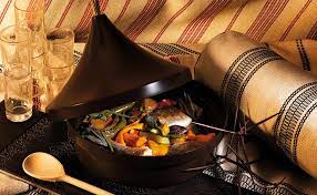 Plat traditionnel du maroc, la tajine se cuisine dans un plat creux en terre cuite qui préserve toutes les saveurs. La Ricetta Della Tajine Di Pesce E Verdure Alla Marocchina