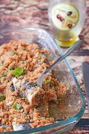 Si squamano le sarde o le acciughe (meno grasse) con l'aiuto di un foglio di carta gialla inumidito passandole ripetutamente dalla coda alla testa e si aprono tirando la testa verso la coda dalla parte della pancia, verranno via anche le. Sarde Ripiene Al Forno Una Siciliana In Cucina