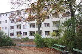 Sechs mal besser wohnen in berlin. Bezugsfreie 2 1 2 Zimmer Wohnung Mit Blick Auf Den Althoffplatz In Beliebter Lage Von Berlin Steglitz Immobilienmakler Berlin