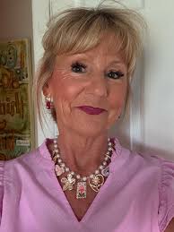 Hurry in and snag one of these gorgeous necklaces!!! I have gotten so many  compliments 💕