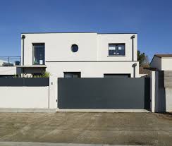 Expert fenêtres pvc et alu dans les yvelines 78, les activités de la fermeture dont la rénovation de fenêtres, volets roulants, porte de garage, stores, les portes d'entrée et portails aluminium. Klavel Portail Battant Existe Aussi En Coulissant Gris Anthracite Ral 7016 Portail Aluminium Facade Maison Moderne Cloture Maison Facade Maison