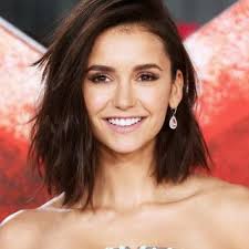 The necklace of Elena Gilbert (Nina Dobrev) in The Vampire Diaries S01E02