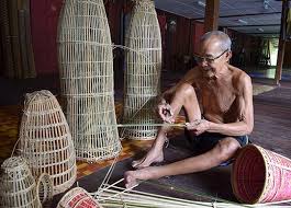 Selain itu, kaum murut pakar dalam berburu dan masih mengamalkan tradisi bertatu seperti kaum iban di sarawak tetapi tradisi ini semakin kurang di lakukan oleh generasi muda suku kaum ini. Bubu Warisan Suku Kaum Di Sarawak Utusan Borneo Online