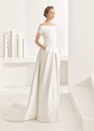Abito da sposa a sirena interamente in pizzo e punti luce scollo a cuore e bretelle. Rosa Clara Collezione 2017 La Venere Di Berenice
