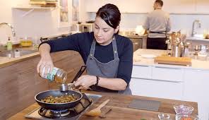 Les Chefs De La Cuisine De Developpement Relevent Le Defi Lance Par Ricardo Avec Brio Ils Preparent Sous Vos Yeux 3 Facons Simples Et Creativ In 2020 Keto Sauce Pizza