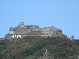 Este o stâncă a dealului pe care a fost ridicată cetatea medievală devei, pe care. Deva Vara Cetatea Devei The Fortress Of Deva Festung Von Deva Photos Facebook