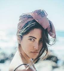 Le foulard de qualité bandana a un regain de succès ces dernières années et vous vous demandez comment le porter en bandeau dans les cheveux attachés ou détachés. Foulard Bandana Tuto Language Fr Les Bavoirs Foulards De Cowboy Le Tuto Le Blog De Yoko Soit Il Y A De
