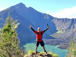 Mount Rinjani Reopens to Hikers with Stricter Guide and Porter Regulations