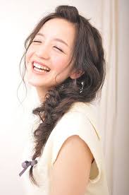 ヘアアレンジの幅が広がる フィッシュボーンの編み方 やり方まとめたよ キナリノ ヘアスタイリング ヘアスタイル ロング ヘアアレンジ