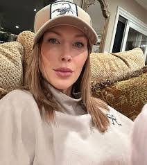 Julianne Curtis's Instagram, Twitter & Facebook