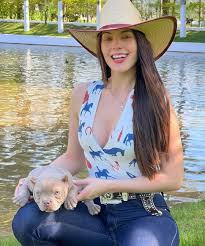 Geandra Bazzanella-sensual nude display