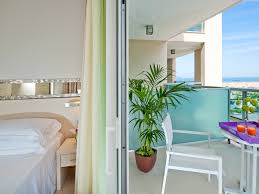 It sprawls along the adriatic sea, on the coast between the rivers marecchia (the ancient ariminus) and ausa (ancient aprusa). Mercure Rimini Artis Hotel All