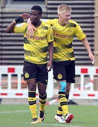 Maybe you would like to learn more about one of these? Borussia Dortmund Das Ist Youssoufa Moukoko Alter Tore Bundesliga Debut