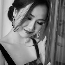Váy dài xuyên thấu thường được các chị em lựa chọn để chụp ảnh bầu. Tiá»u Sá»­ Ca SÄ© Vo Háº¡ Tram