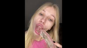 Pompino succoso da una bella bionda con bei seni e labbra carnose