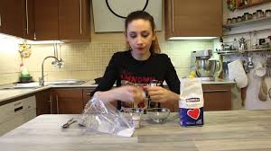 Per preparare la torta arcobaleno iniziate dalla crema allo yogurt: Come Fare Lo Zucchero Colorato Consigli In Un Minuto Youtube