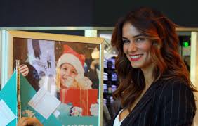 A atriz de 40 anos publicou novas imagens que revelam detalhes da sua vida com joão alves. Claudia Vieira Desperta Um Sorriso Em Cada Crianca Neste Natal Stars Online