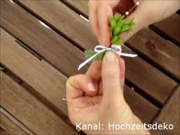 Er ist aus satin, brokat und künstlichen blumen mit kleber geschaffen. Hochzeitsanstecker Anstecker Fur Die Hochzeit Selber Basteln Youtube