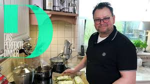 Semerrolle vom galizischen kalb mit salsa verde und griechischen manestra nachspeise: Das Perfekte Dinner Vox Bei Elmar Was Fur Ein Dekadenter Ar Tv