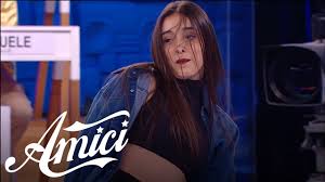 Poco tempo prima della partecipazione al programmma ha cominciato a scrivere le sue canzoni. Chi E Giulia Stabile Amici 20 Eta Altezza Sangiovanni E Instagram