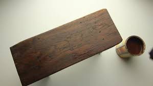 • détresse l'orée du bois avec un fichier de bois grossier. Comment Vieillir Du Bois Teinture Bois Bois Bois Vieilli