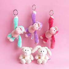 plazastyle plaza minipla限定アイテムniciのキーリングから ぶら下がりポーズがキュートなゴリラと ゴールドスターの刺しゅうがアクセントのホワイトベア ホワイ plazastyle minipla nici pla ぶら下がり nici ぬいぐるみ キーリング