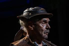 Gilberto Miranda, ator da Companhia Ensaio Aberto ( @companhiaensaioaberto  ) interpretou partes do texto de Morte e Vida Severina de João Cabral de  Melo Neto na Cerimônia de Inauguração do Armazém da