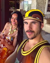 Filha de Sabrina Sato passeia ao lado do pai e nova madrasta; veja