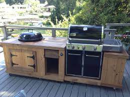 How (and why) you should build this outdoor kitchen! Bbq Station From Pallet Boards Outdoor Bbq Kitchen Outdoor Kitchen Patio Outdoor Grill Station