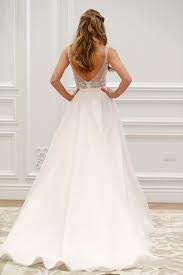The straight strands in this design are amazing since they have an incredible length and a perfect color blend. 42 Fun To Wear Half Up Half Down Wedding Hairstyles